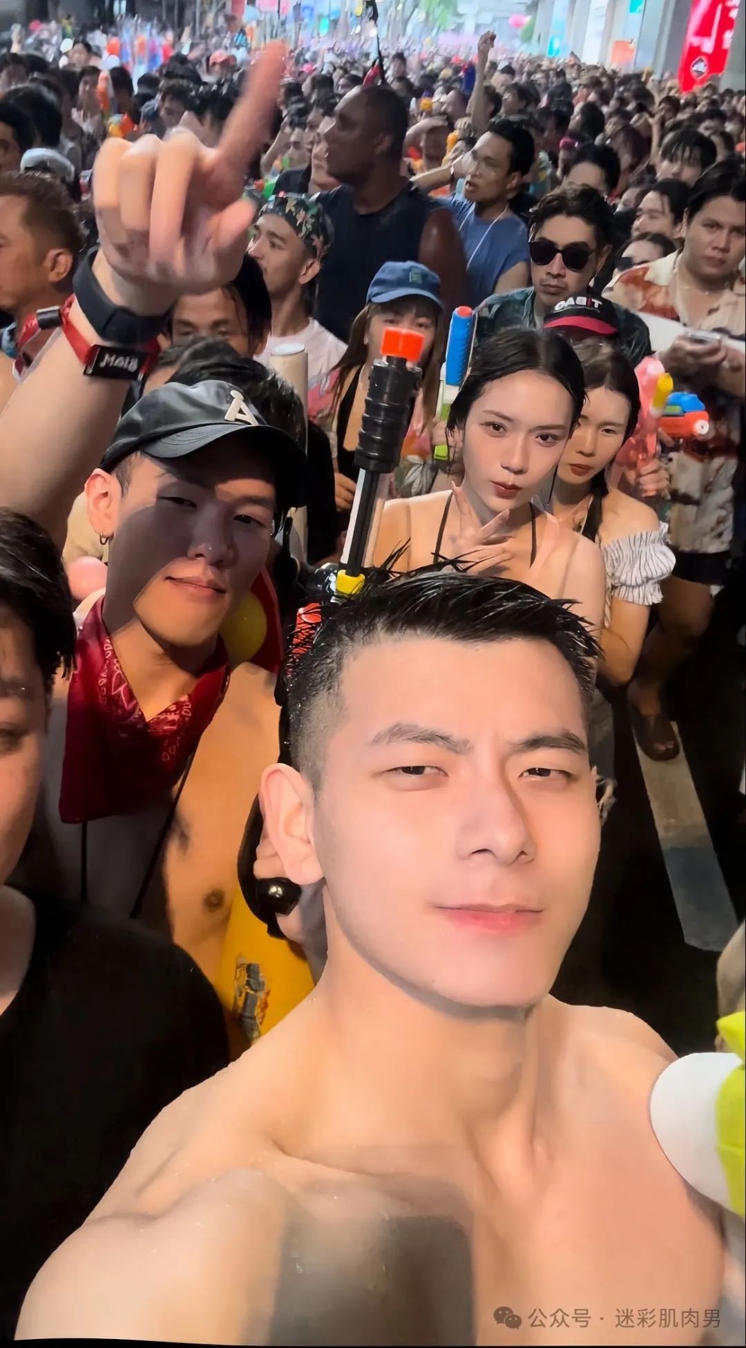 2025 泰国泼水节被包围滋水的翘臀长腿男是他？太大啦！