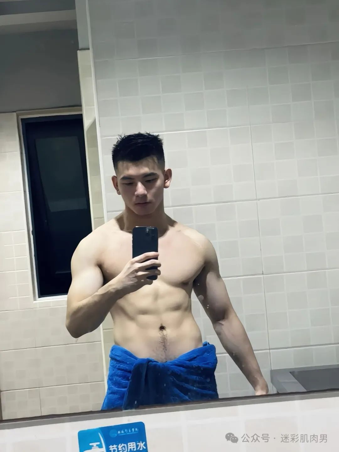2025 泰国泼水节被包围滋水的翘臀长腿男是他？太大啦！
