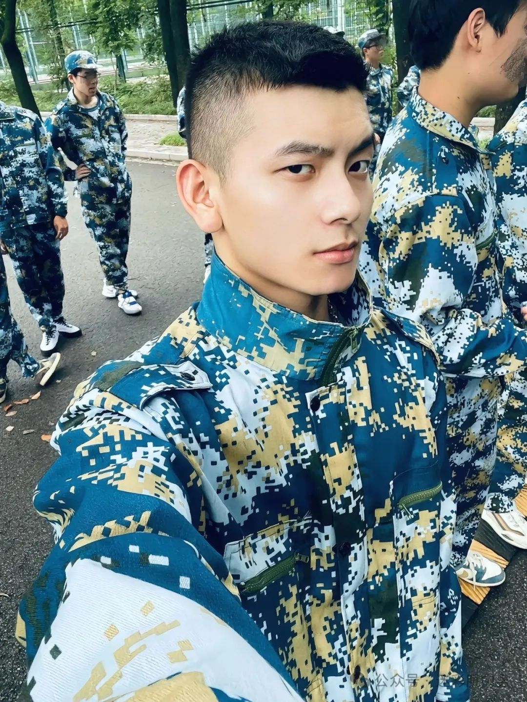 2025 泰国泼水节被包围滋水的翘臀长腿男是他？太大啦！