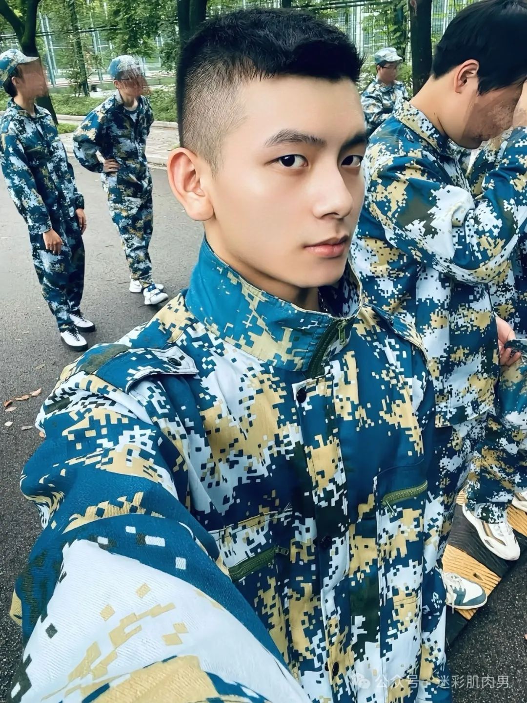 2025 泰国泼水节被包围滋水的翘臀长腿男是他？太大啦！