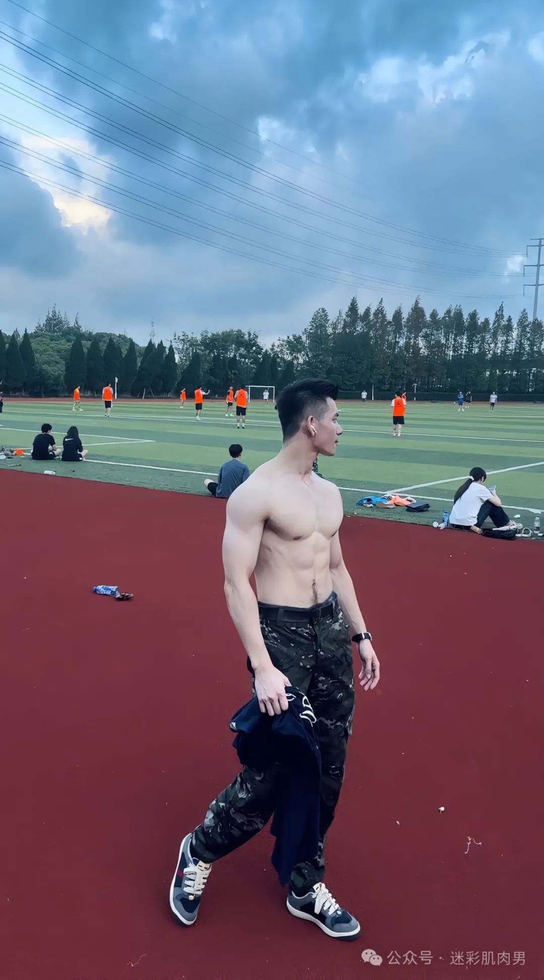 2025 泰国泼水节被包围滋水的翘臀长腿男是他？太大啦！
