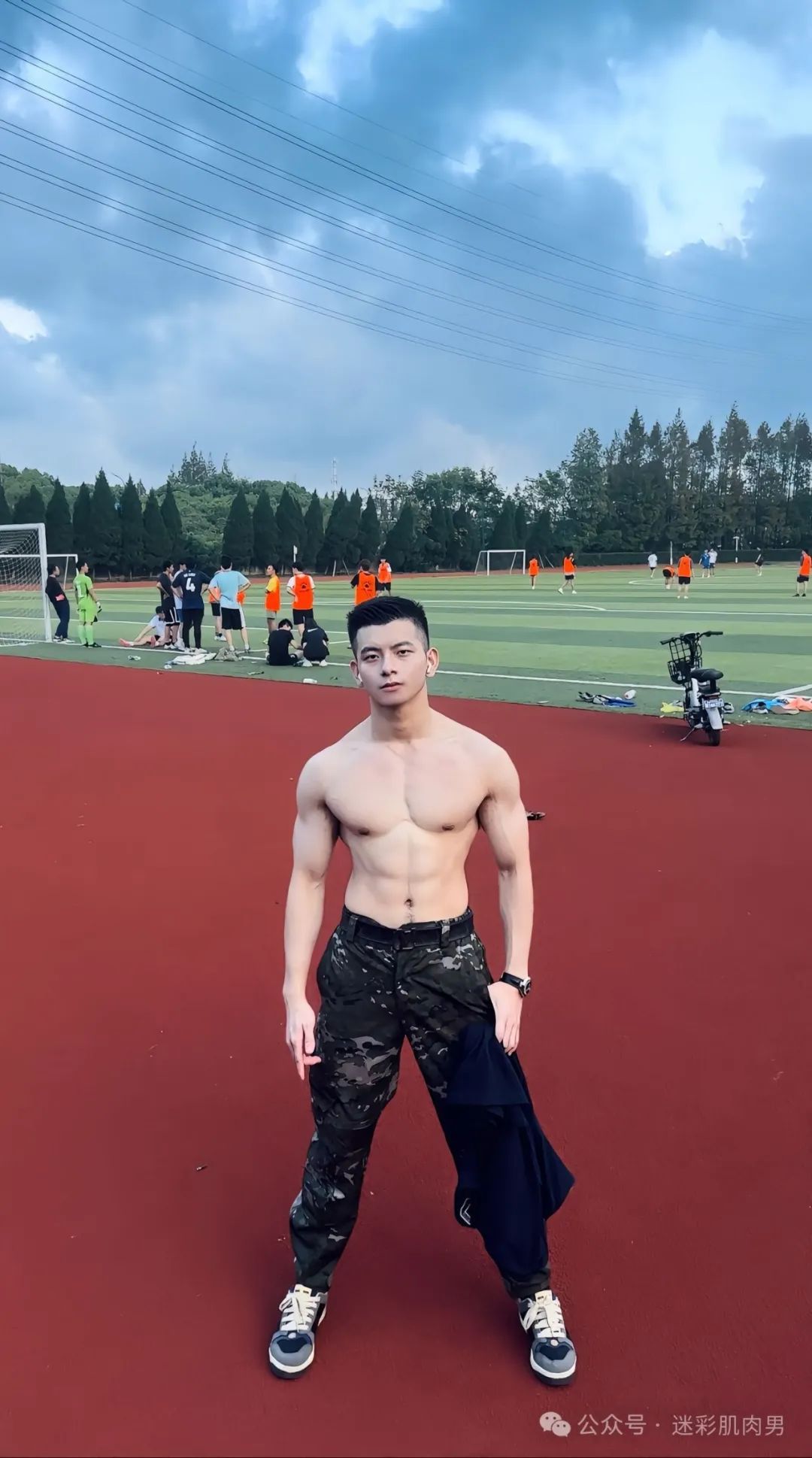 2025 泰国泼水节被包围滋水的翘臀长腿男是他?太大啦! 2025 泰国泼水节被包围滋水的翘臀长腿男是他?太大啦!