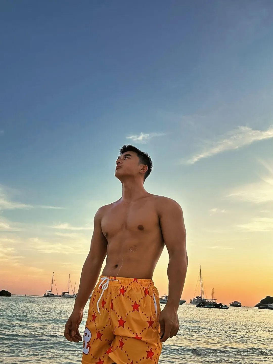 黑皮肌肉健身帅哥，这是夏天的颜色吗？