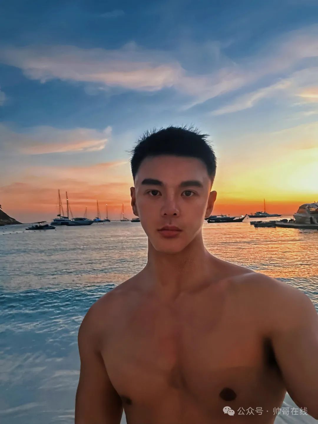 黑皮肌肉健身帅哥，这是夏天的颜色吗？