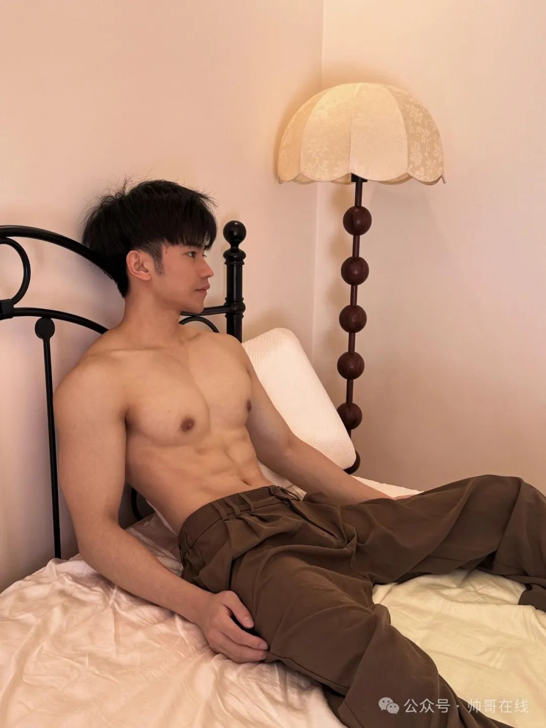腹肌高鼻梁男大健身帅哥，谁看了不厮哈厮哈！