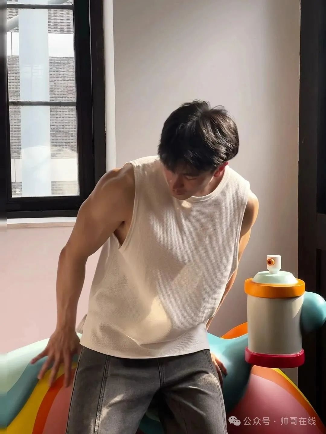 腹肌高鼻梁男大健身帅哥，谁看了不厮哈厮哈！