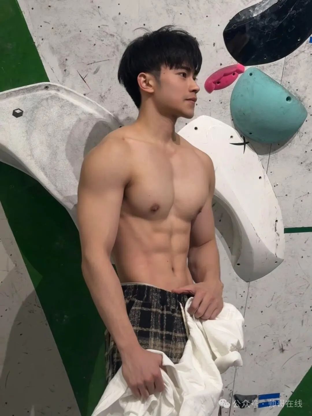 腹肌高鼻梁男大健身帅哥，谁看了不厮哈厮哈！