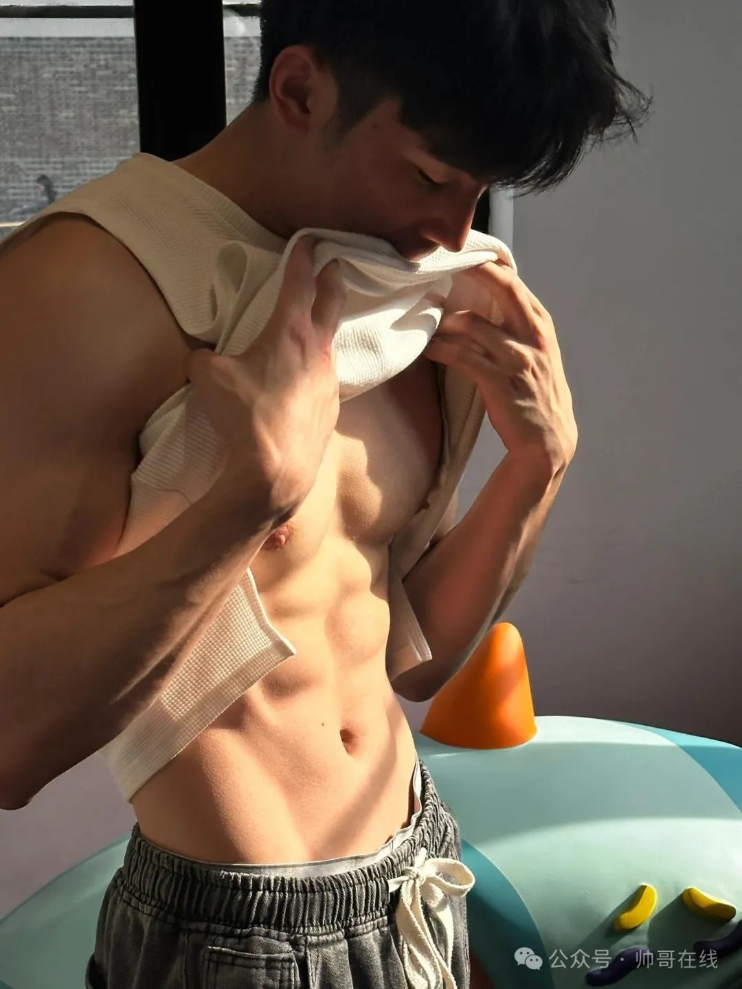 腹肌高鼻梁男大健身帅哥，谁看了不厮哈厮哈！
