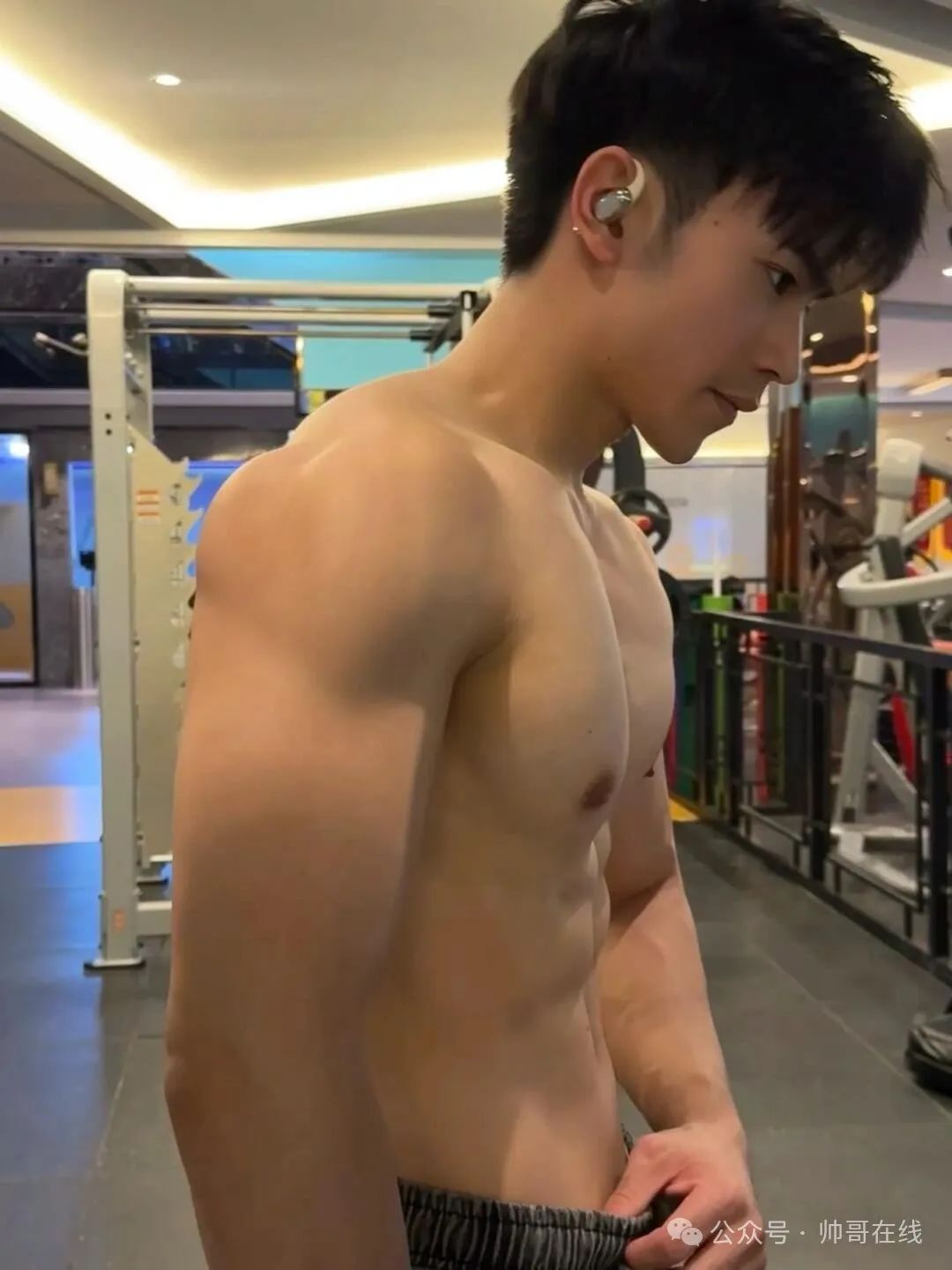 腹肌高鼻梁男大健身帅哥，谁看了不厮哈厮哈！