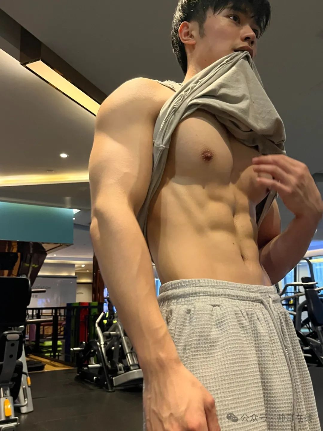 腹肌高鼻梁男大健身帅哥，谁看了不厮哈厮哈！