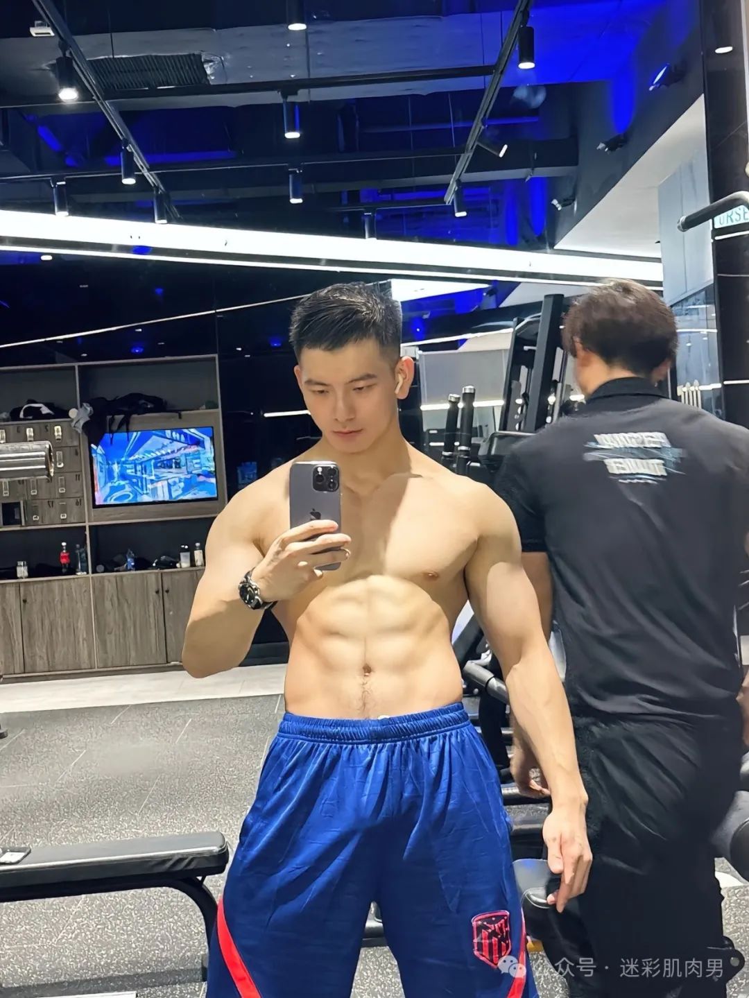 2025 泰国泼水节他最火？寸头白皮肌肉帅被喷惨了！