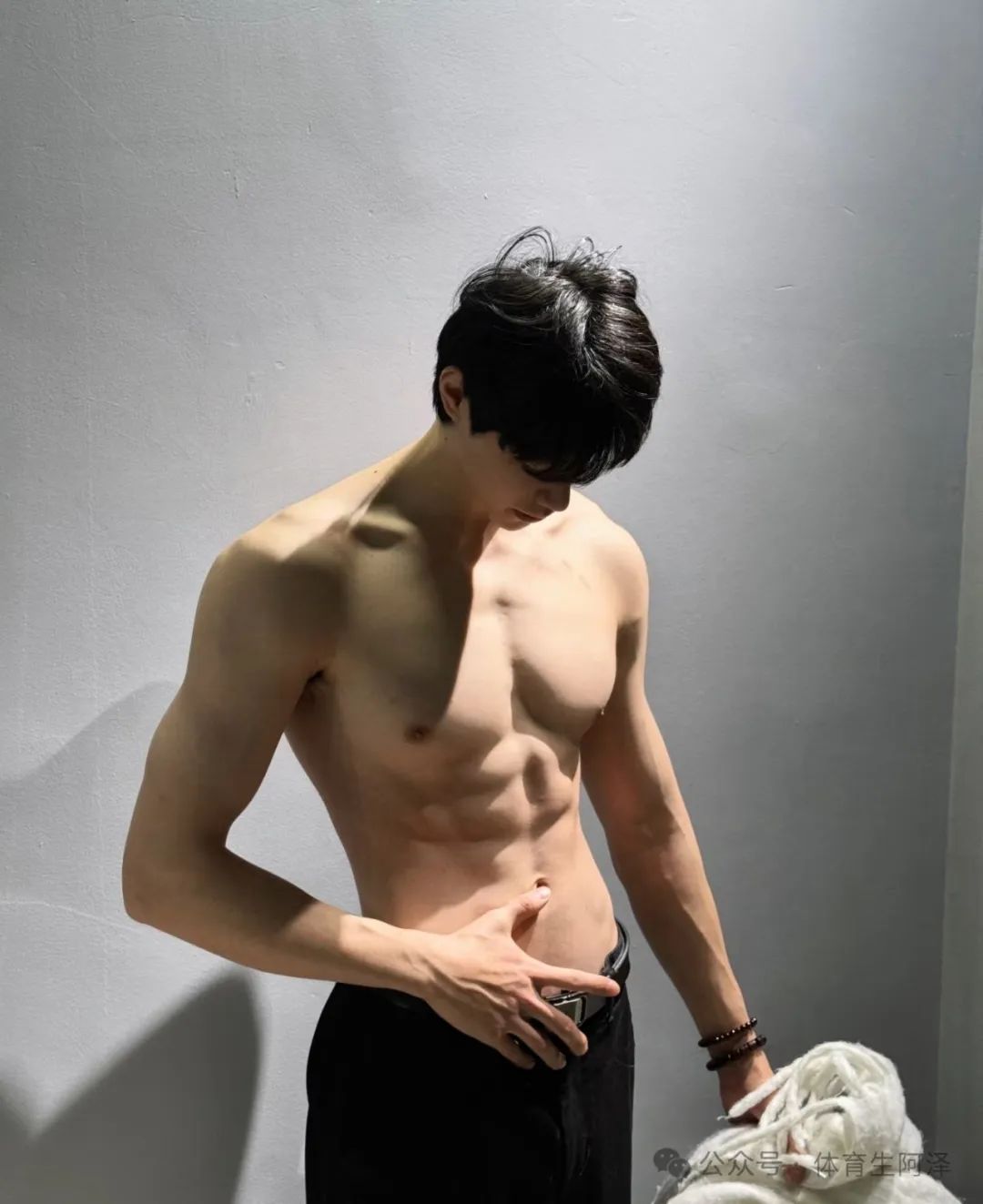 195cm 山东体院校草，八块腹肌太亮眼，曾与两名学弟同时有染......