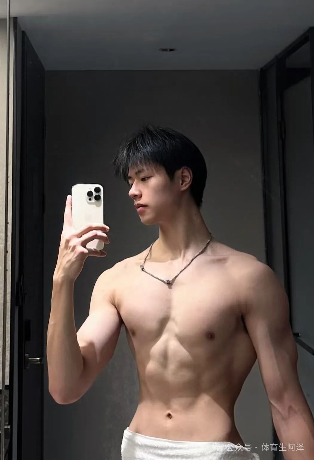 195cm 山东体院校草，八块腹肌太亮眼，曾与两名学弟同时有染......
