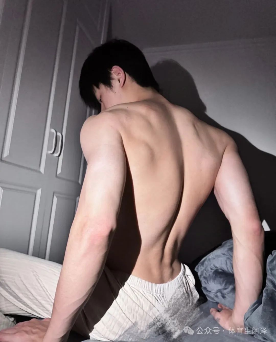 195cm 山东体院校草，八块腹肌太亮眼，曾与两名学弟同时有染......