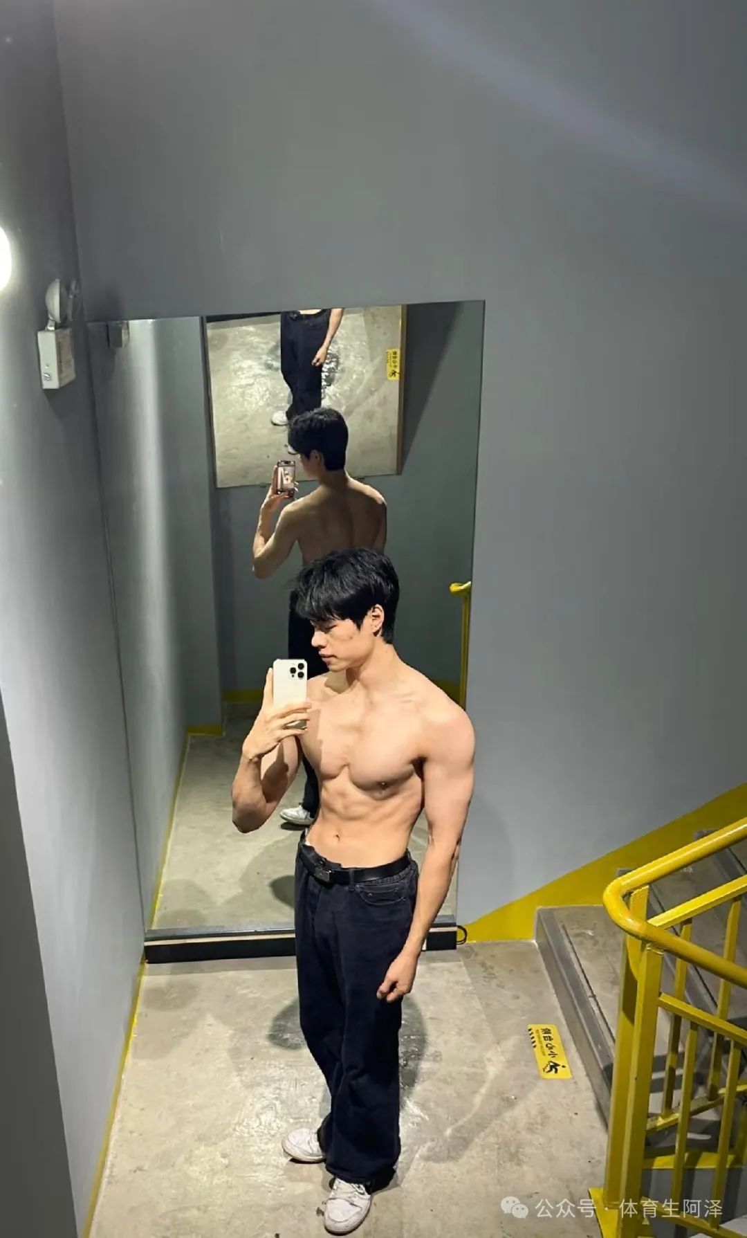 195cm 山东体院校草，八块腹肌太亮眼，曾与两名学弟同时有染......