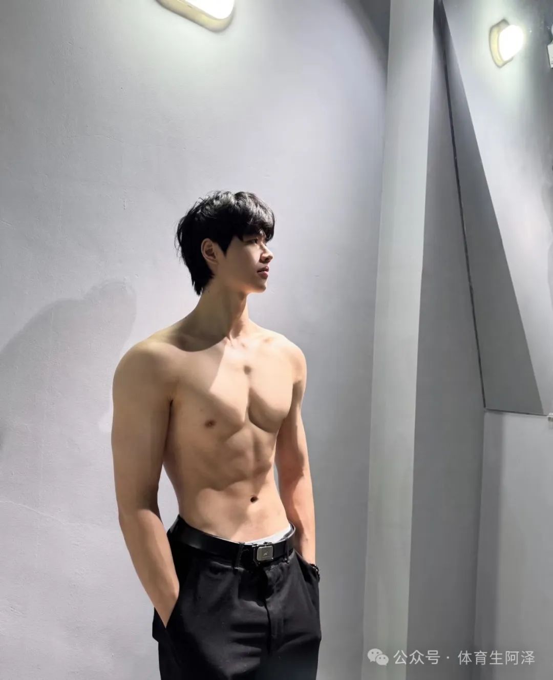 195cm 山东体院校草，八块腹肌太亮眼，曾与两名学弟同时有染......