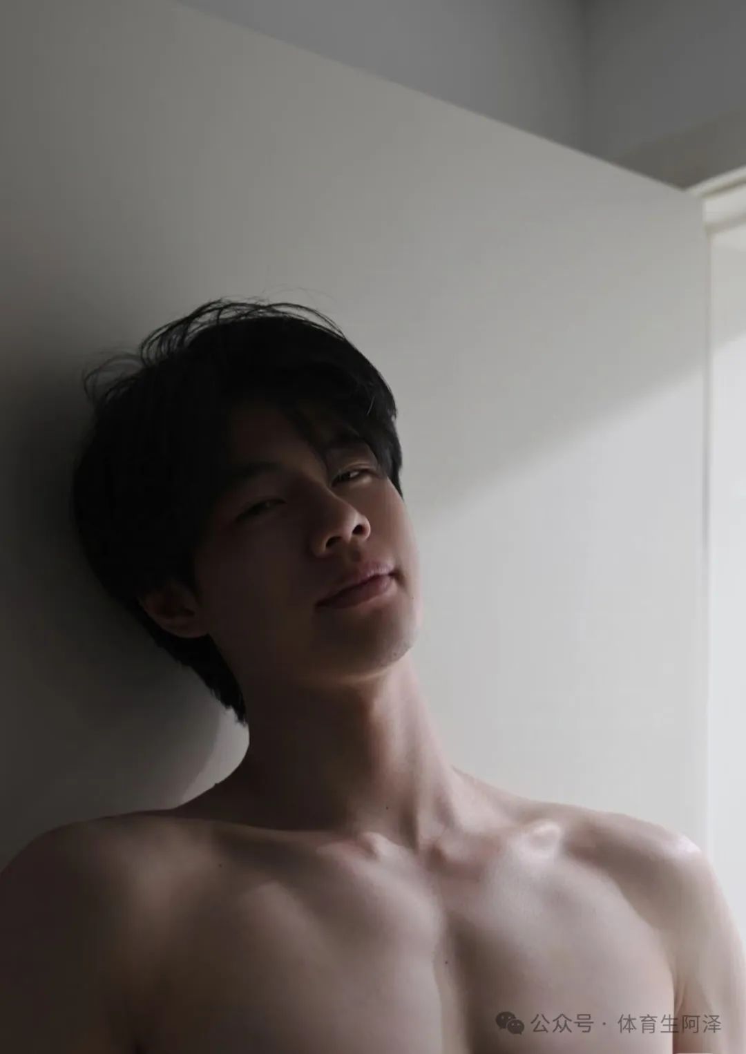 195cm 山东体院校草，八块腹肌太亮眼，曾与两名学弟同时有染......
