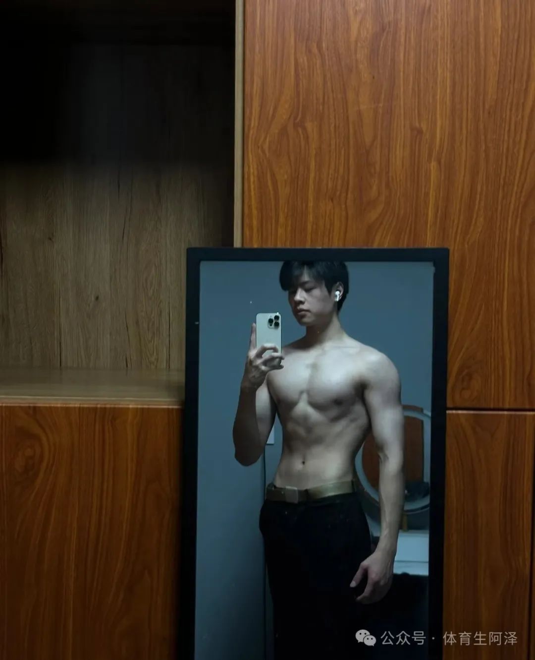 195cm 山东体院校草，八块腹肌太亮眼，曾与两名学弟同时有染......