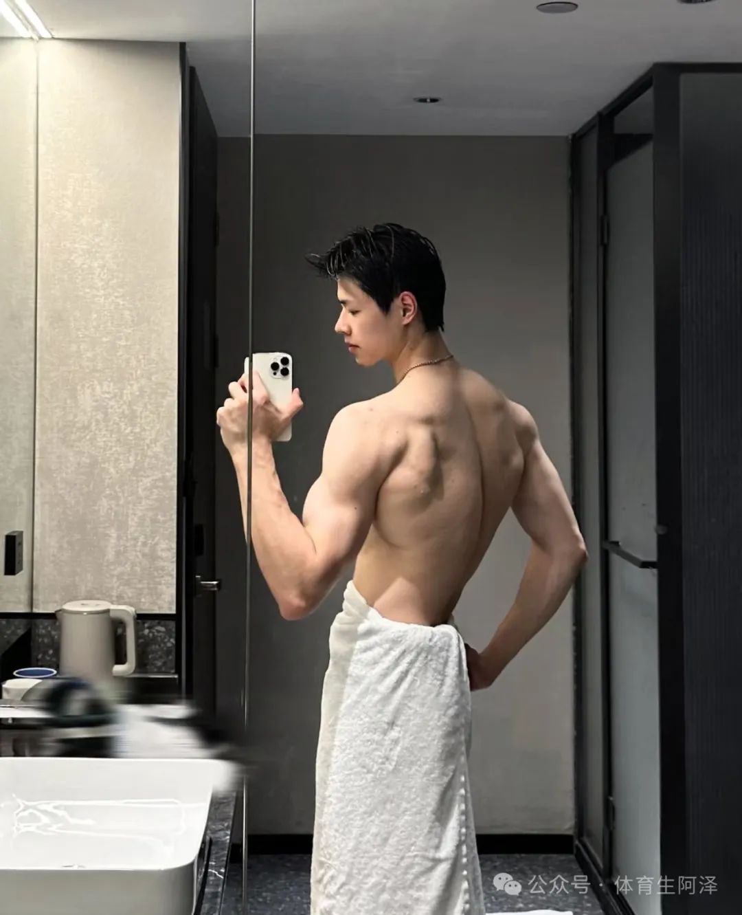 195cm 山东体院校草，八块腹肌太亮眼，曾与两名学弟同时有染......