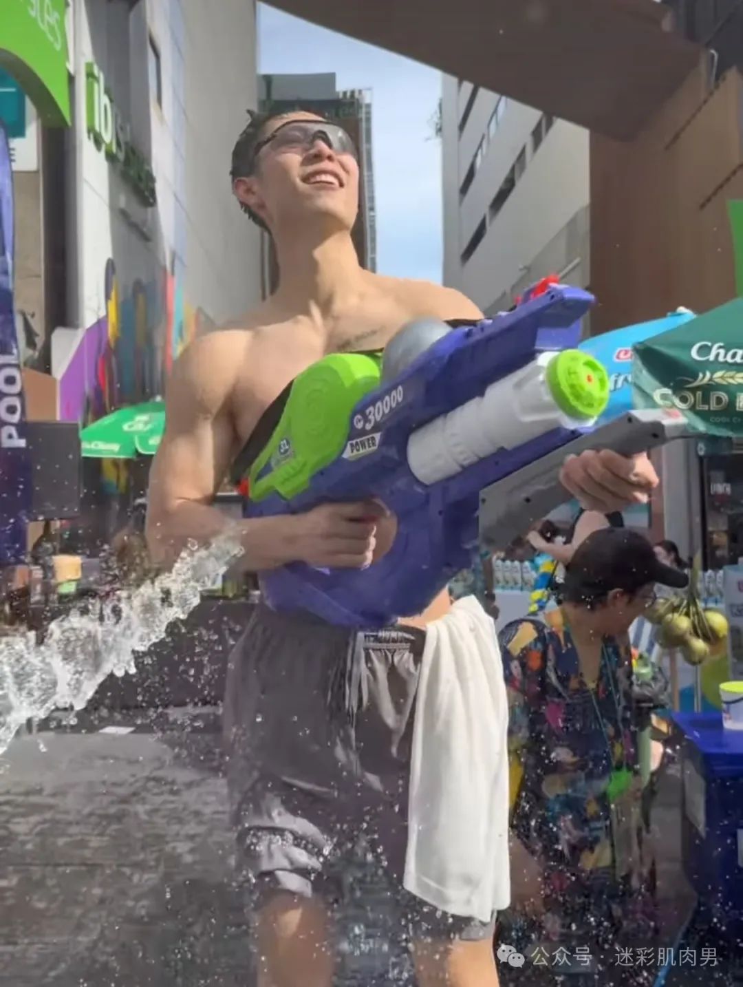 泰国泼水节被包围的翘臀男灰短裤湿透，长腿真好看！