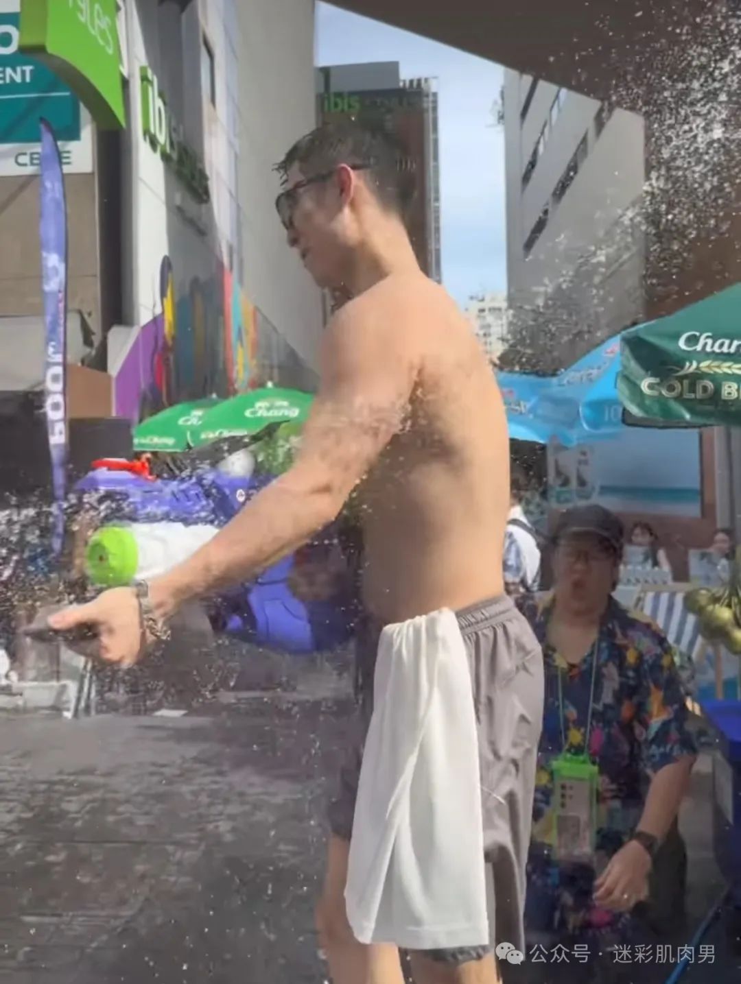 泰国泼水节被包围的翘臀男灰短裤湿透，长腿真好看！