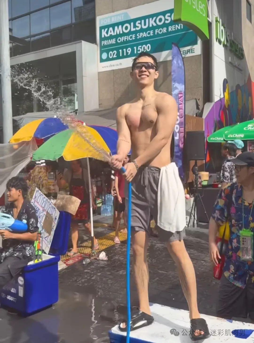 泰国泼水节被包围的翘臀男灰短裤湿透，长腿真好看！