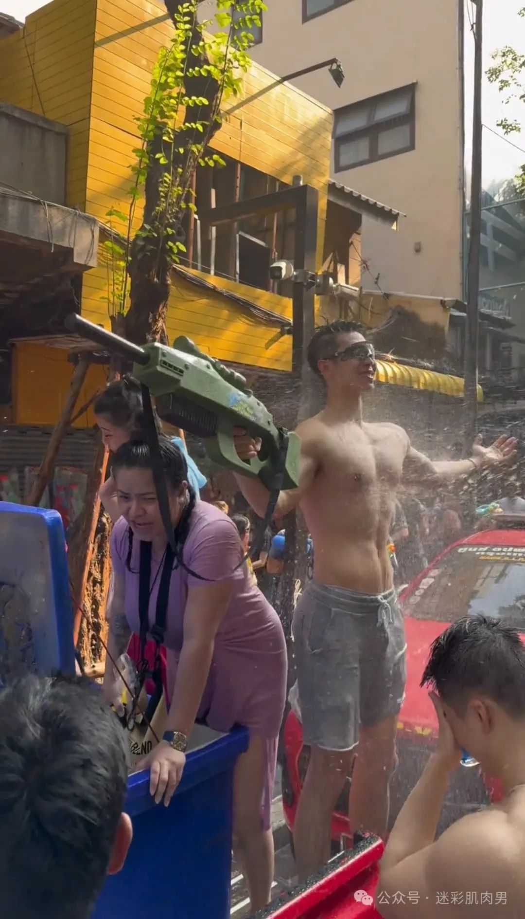 泰国泼水节被包围的翘臀男灰短裤湿透，长腿真好看！