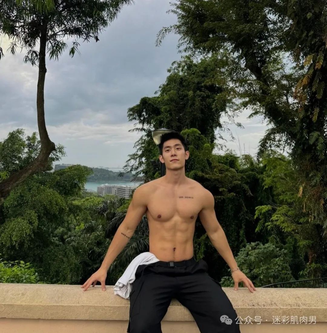 泰国泼水节被包围的翘臀男灰短裤湿透，长腿真好看！