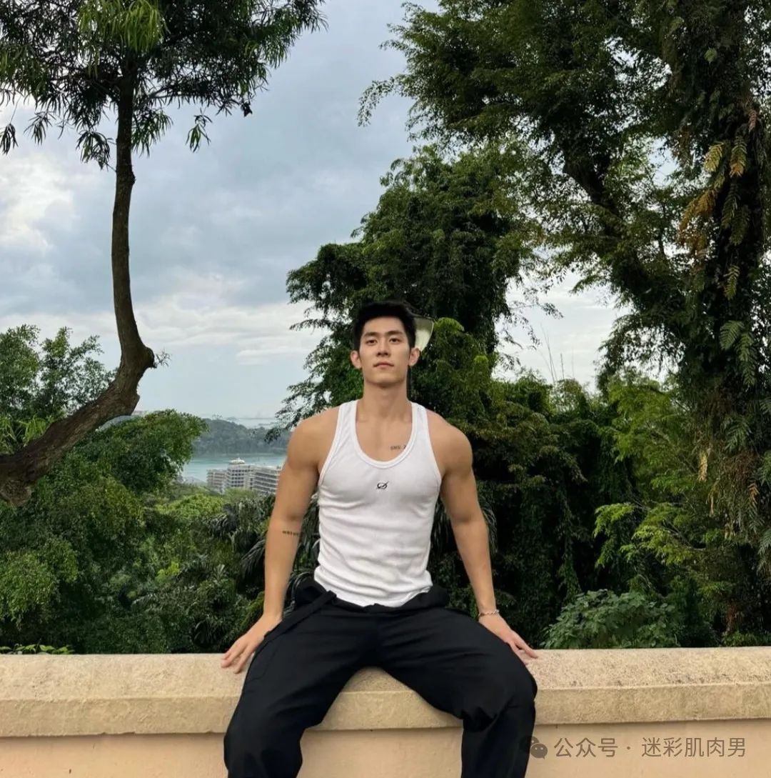 泰国泼水节被包围的翘臀男灰短裤湿透，长腿真好看！
