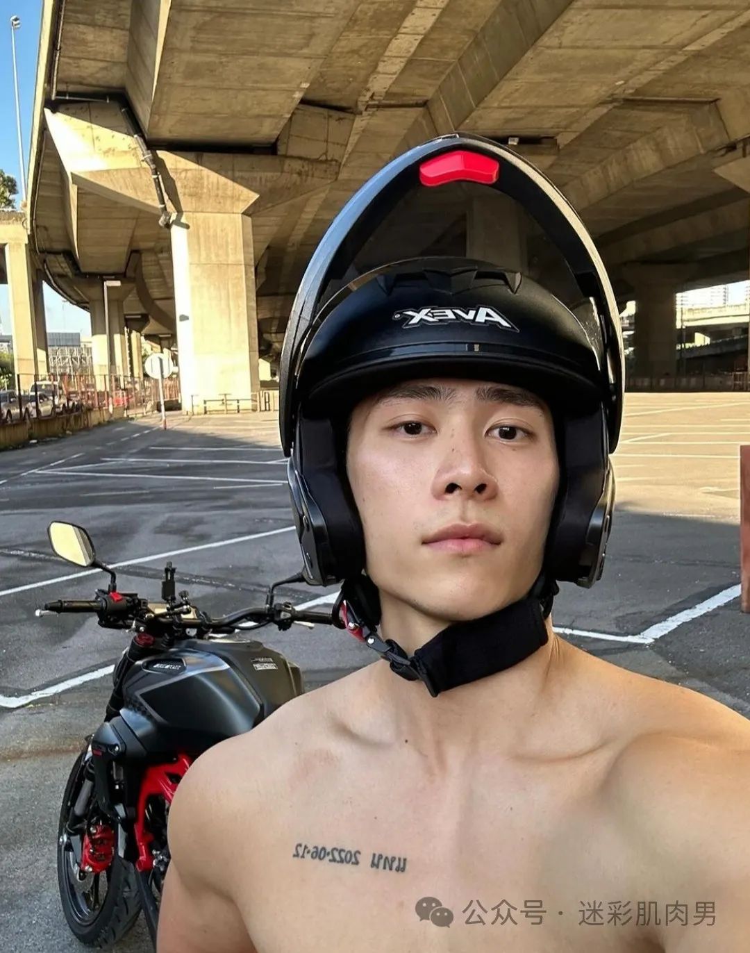 泰国泼水节被包围的翘臀男灰短裤湿透，长腿真好看！