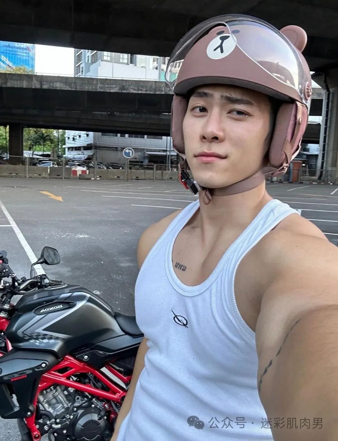 泰国泼水节被包围的翘臀男灰短裤湿透，长腿真好看！