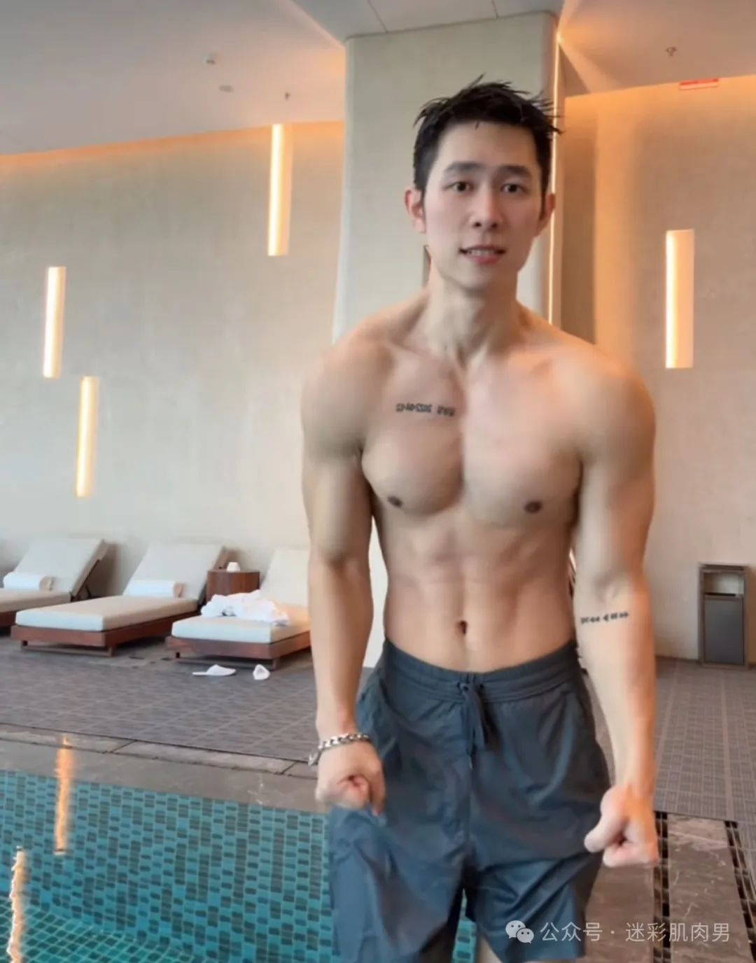 泰国泼水节被包围的翘臀男灰短裤湿透，长腿真好看！