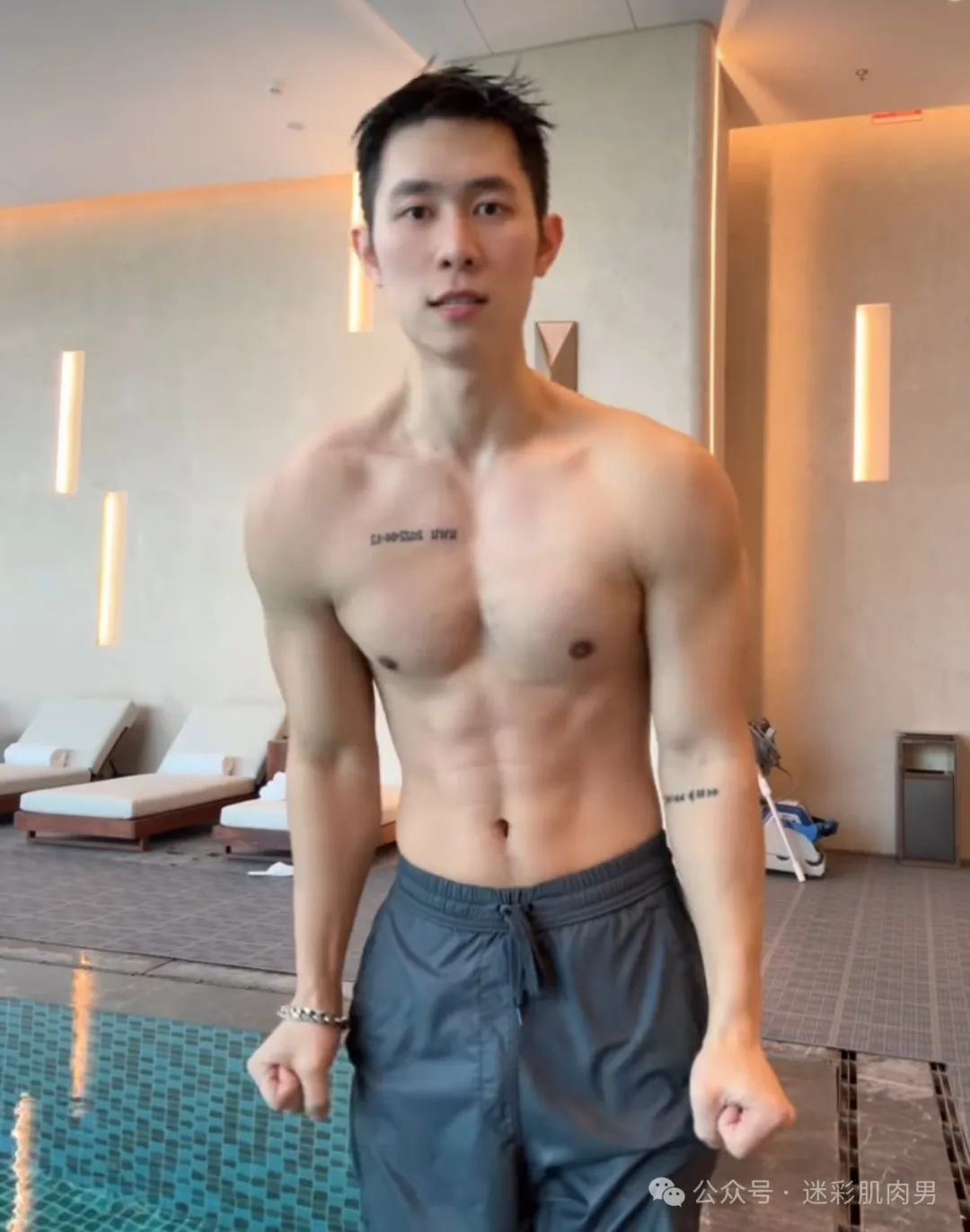 泰国泼水节被包围的翘臀男灰短裤湿透，长腿真好看！