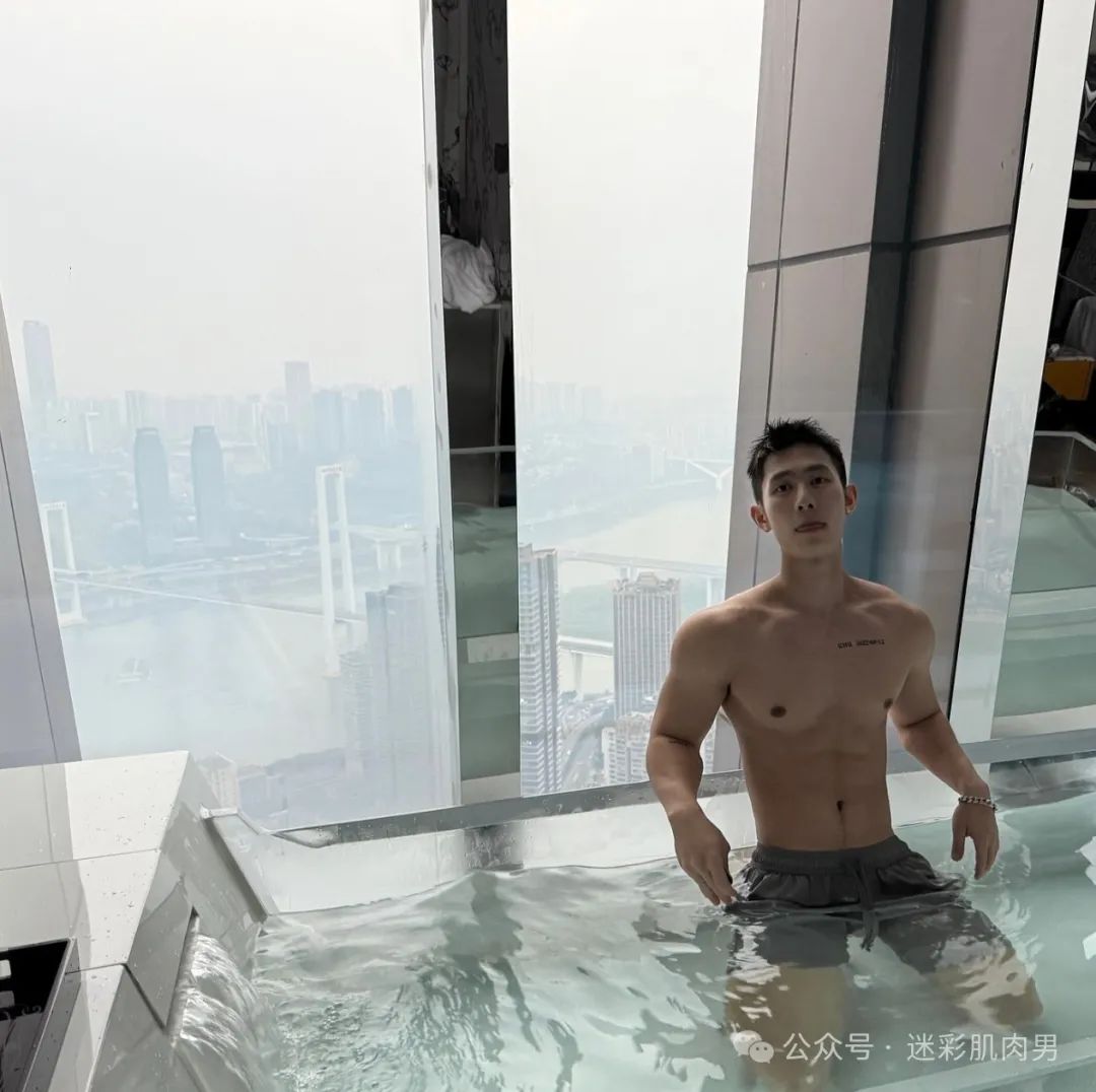 泰国泼水节被包围的翘臀男灰短裤湿透，长腿真好看！
