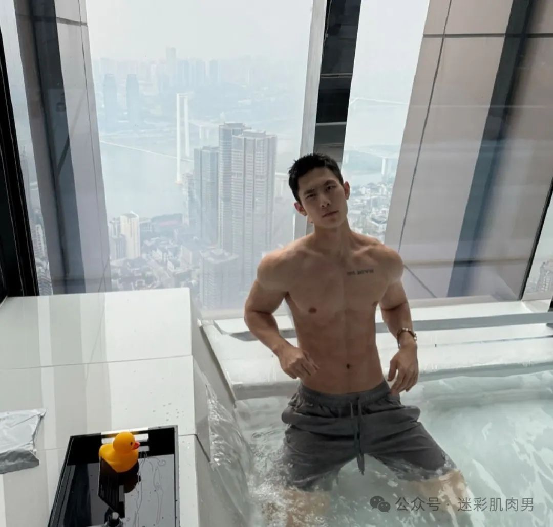 泰国泼水节被包围的翘臀男灰短裤湿透，长腿真好看！