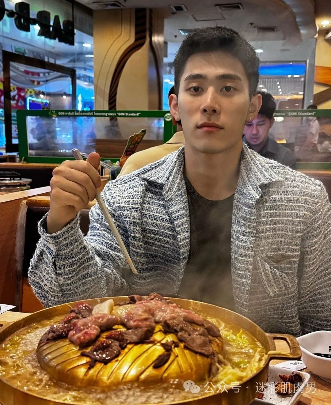 泰国泼水节被包围的翘臀男灰短裤湿透，长腿真好看！