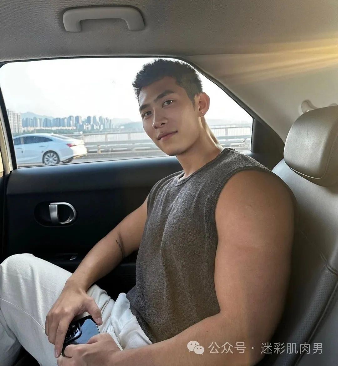 泰国泼水节被包围的翘臀男灰短裤湿透，长腿真好看！