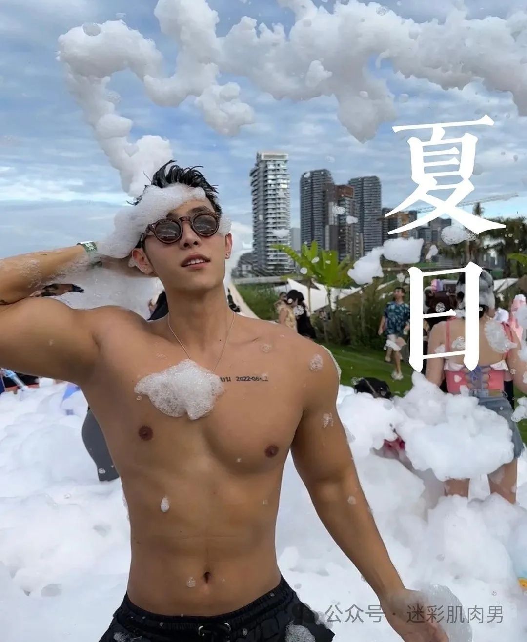 泰国泼水节被包围的翘臀男灰短裤湿透，长腿真好看！