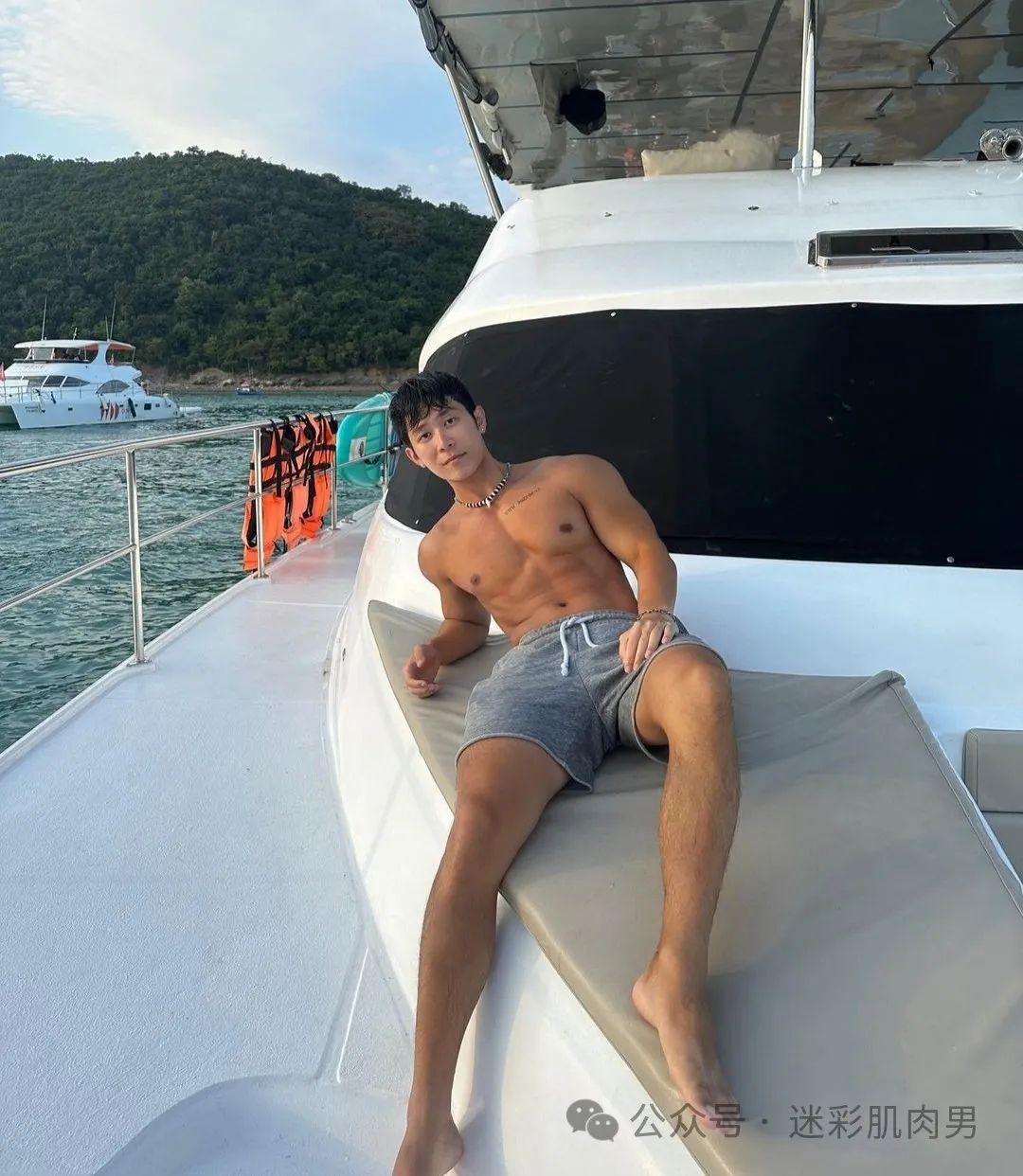 泰国泼水节被包围的翘臀男灰短裤湿透，长腿真好看！