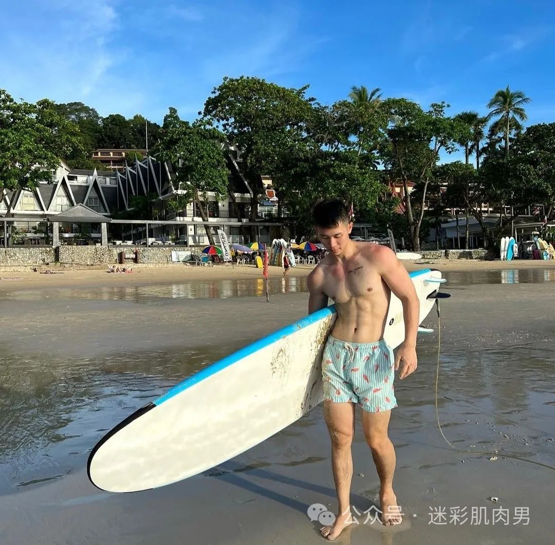泰国泼水节被包围的翘臀男灰短裤湿透，长腿真好看！