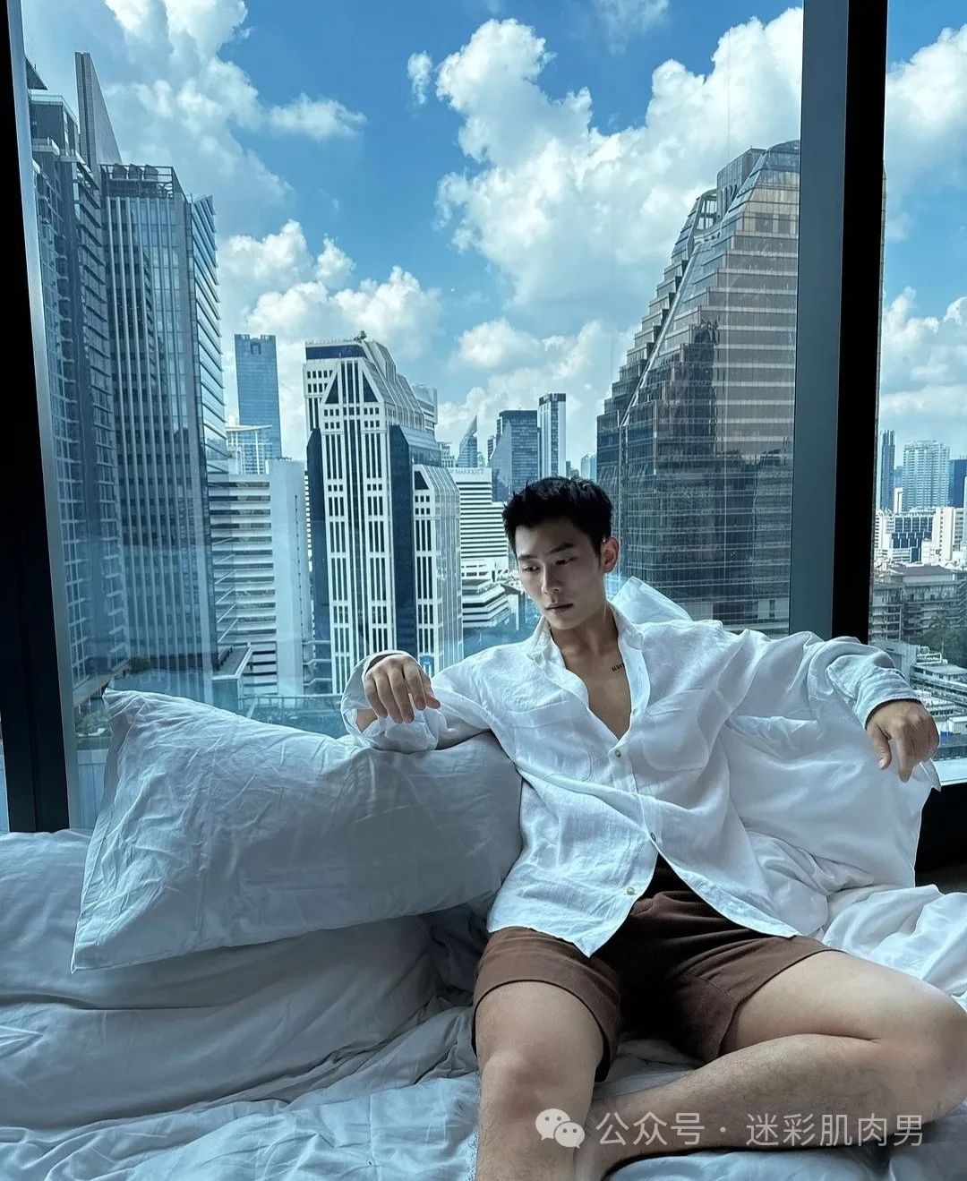 泰国泼水节被包围的翘臀男灰短裤湿透，长腿真好看！