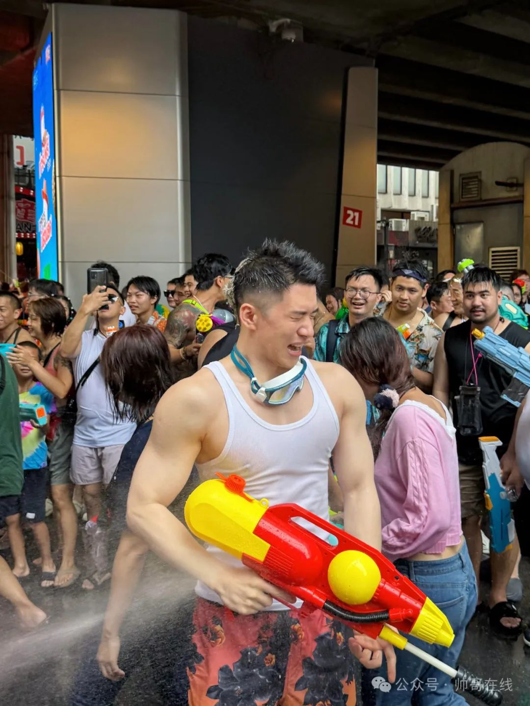 泼水节上的肌肉帅哥，集帅集美都来了！