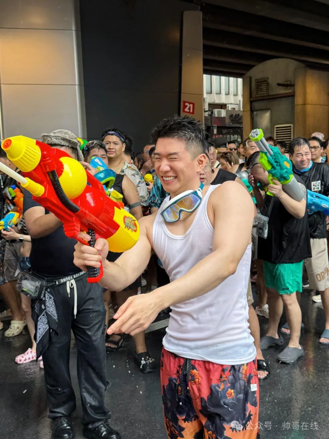 泼水节上的肌肉帅哥，集帅集美都来了！