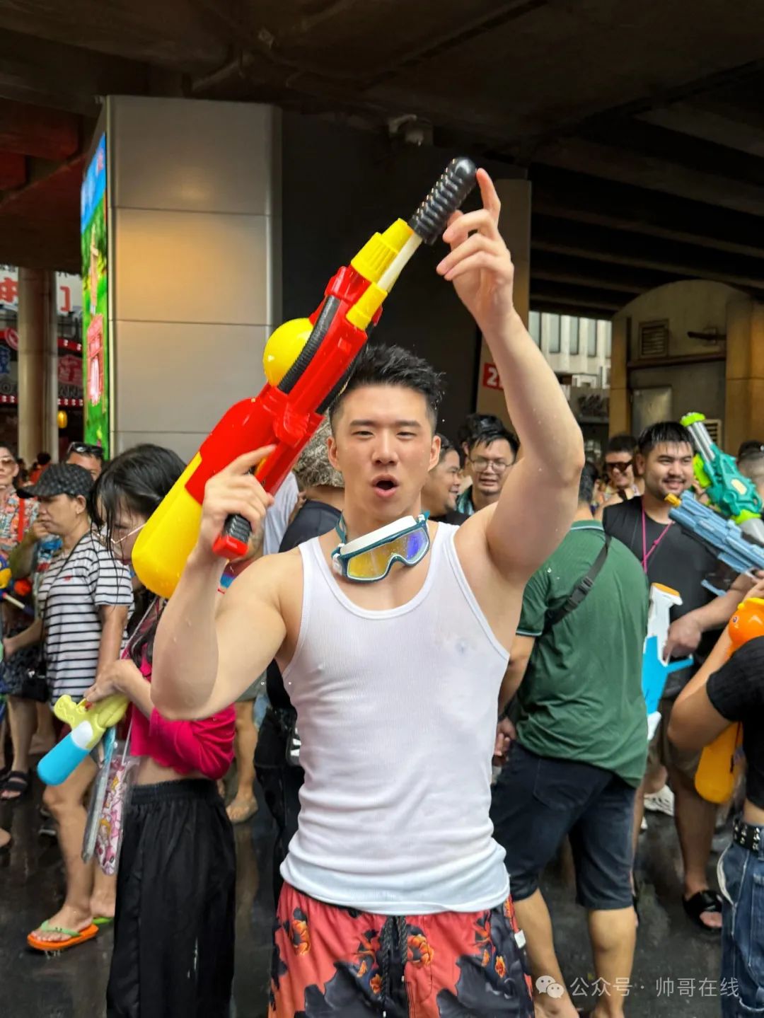泼水节上的肌肉帅哥，集帅集美都来了！