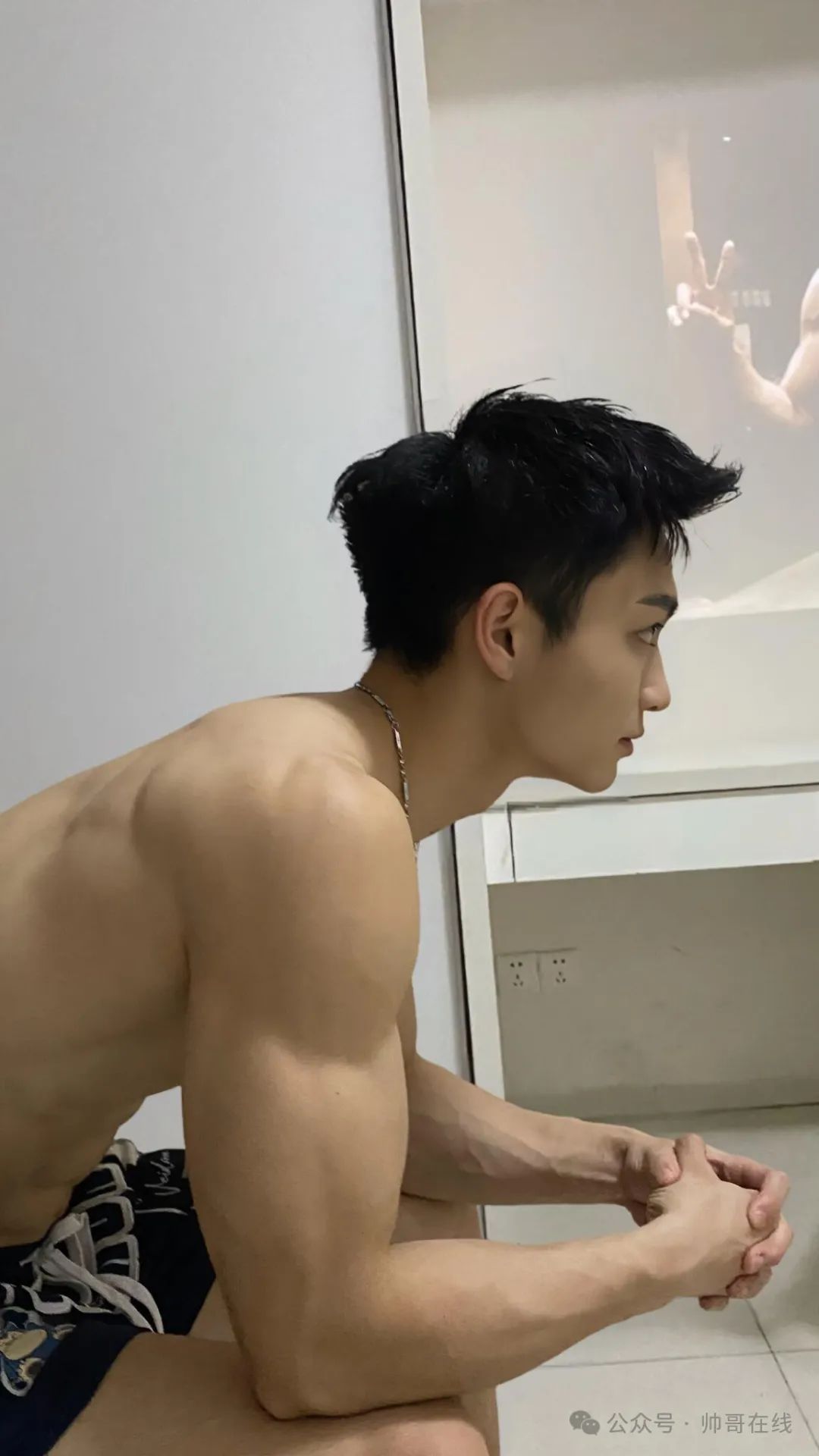 匀称精壮薄肌健身帅哥，小腹肌身材包帅的呀！