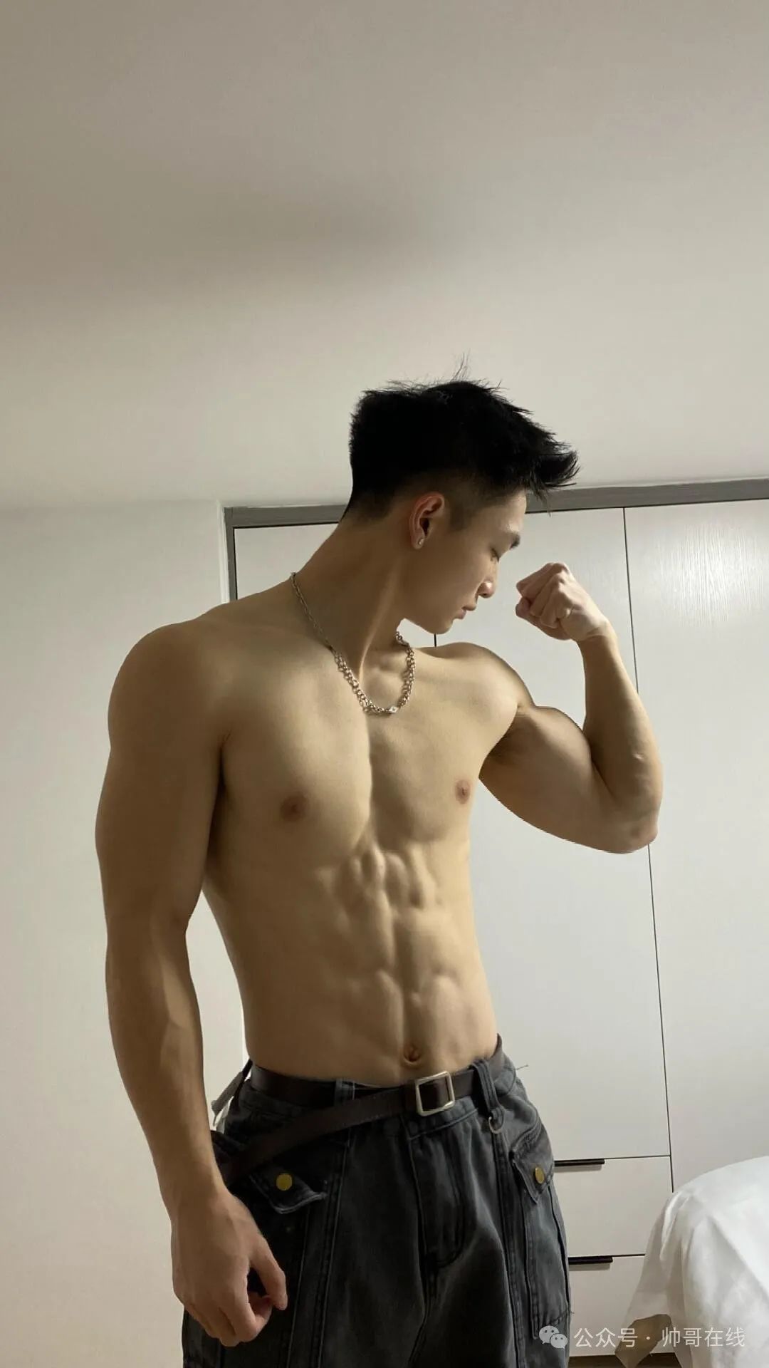 匀称精壮薄肌健身帅哥，小腹肌身材包帅的呀！