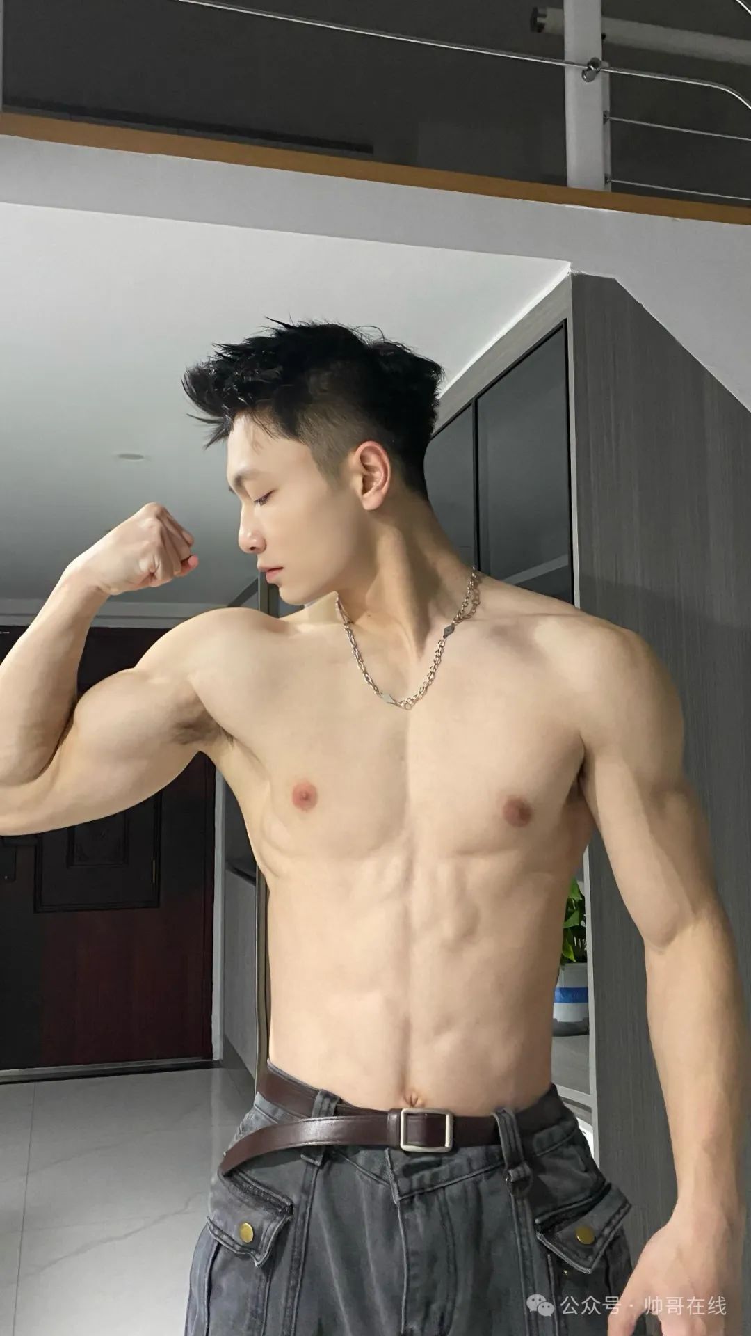匀称精壮薄肌健身帅哥，小腹肌身材包帅的呀！