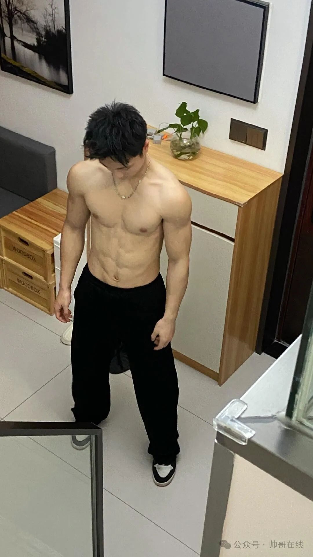 匀称精壮薄肌健身帅哥，小腹肌身材包帅的呀！