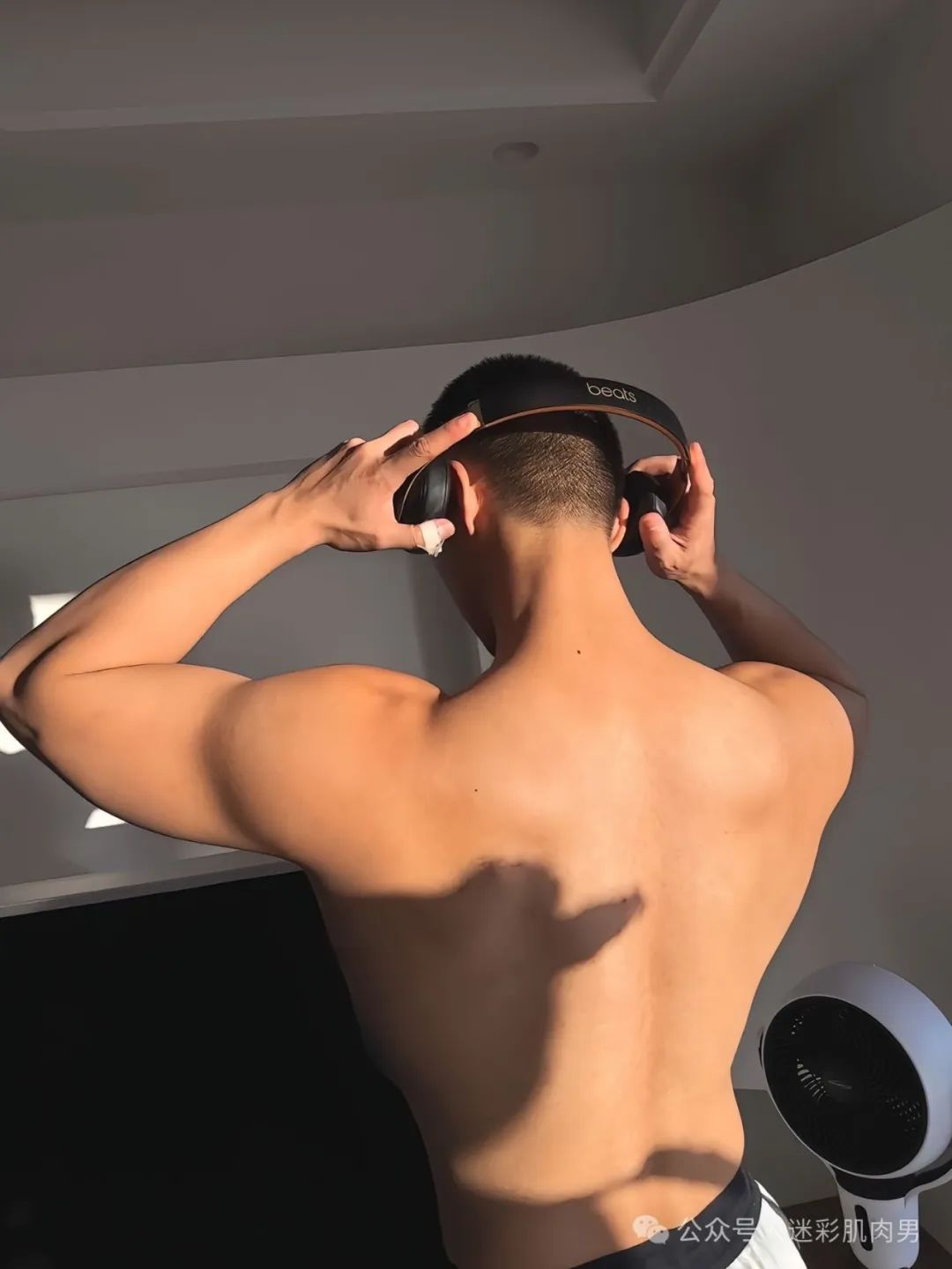 188CM 寸头运动男网红孔亨利火啦？视频太好看！