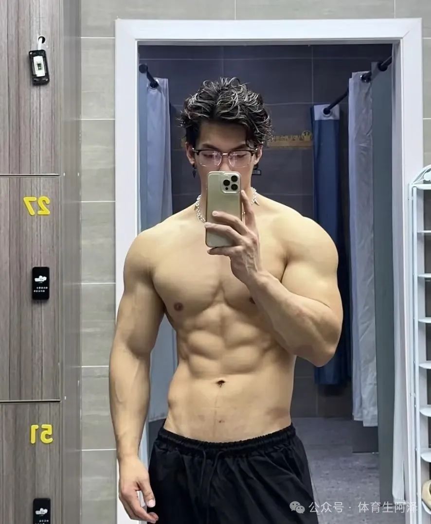 八块腹肌饱满胸肌，健身教练太诱人，网友：“口水都留下来了”.....